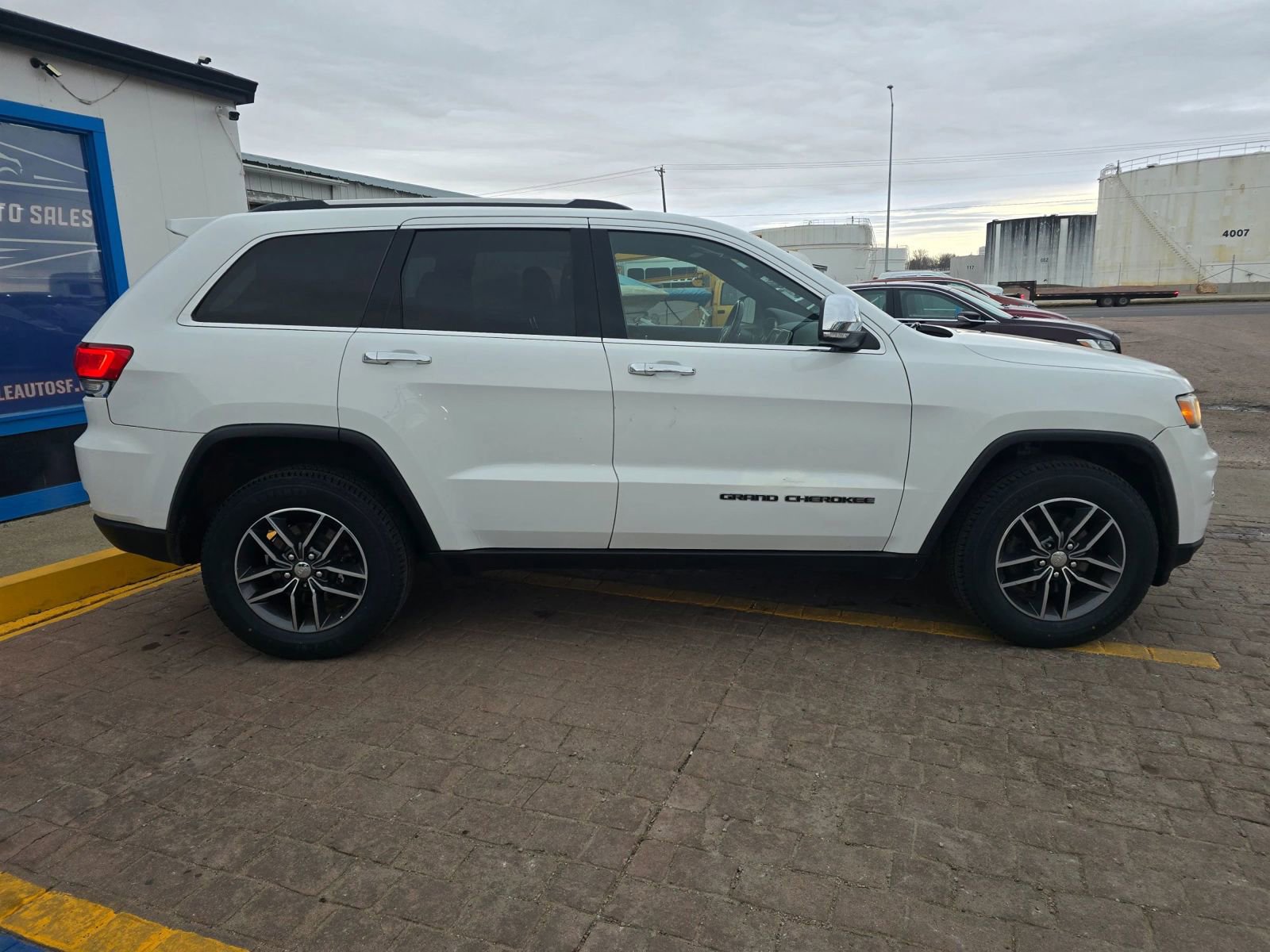 Used 2017 Jeep Grand Cherokee Limited AWD/4WD image 4