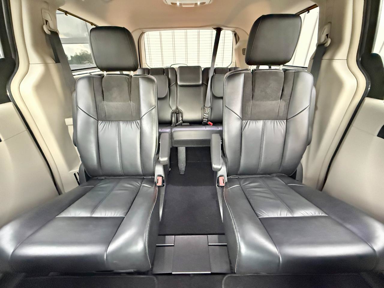 Used 2016 Chrysler Town & Country Limited Platinum w/ Trailer Tow Group FWD image 14
