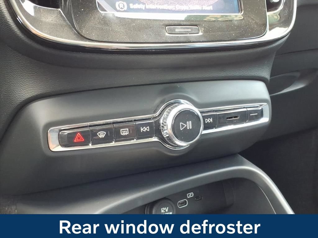 Used 2023 Volvo XC40 B5 Plus AWD/4WD image 5
