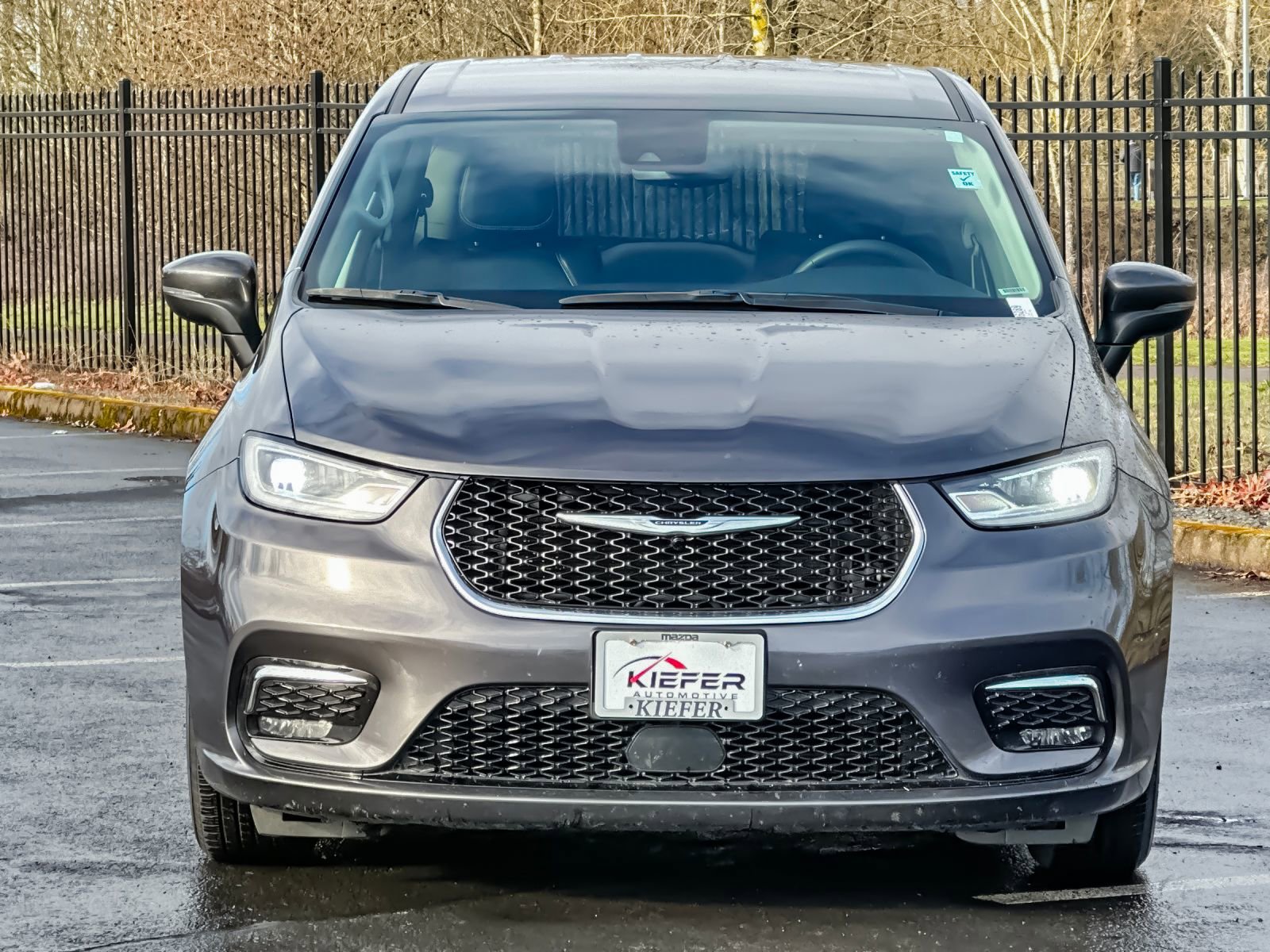 Used 2023 Chrysler Pacifica Touring-L image 9