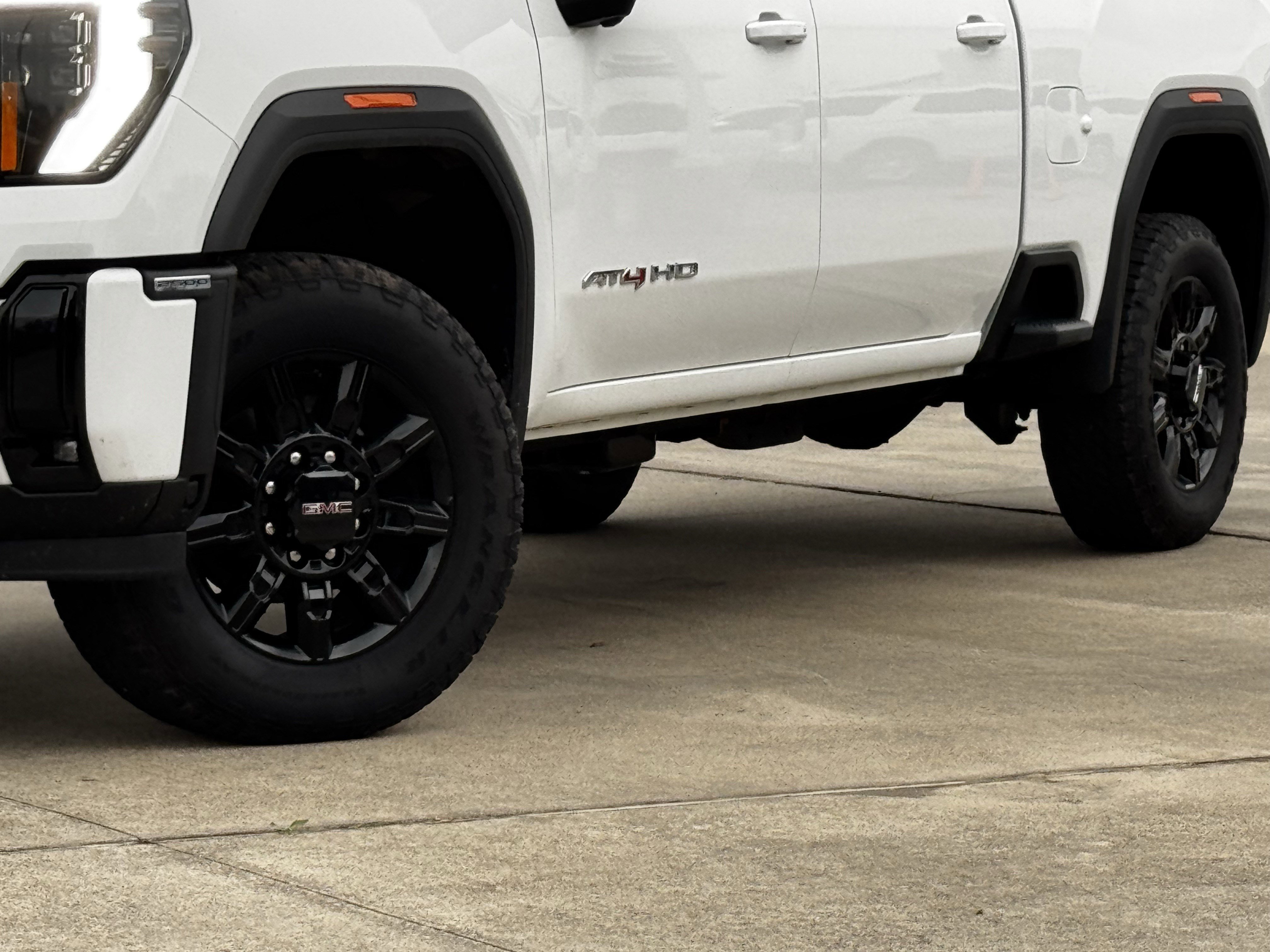 Used 2025 GMC Sierra 2500 AT4 image 12