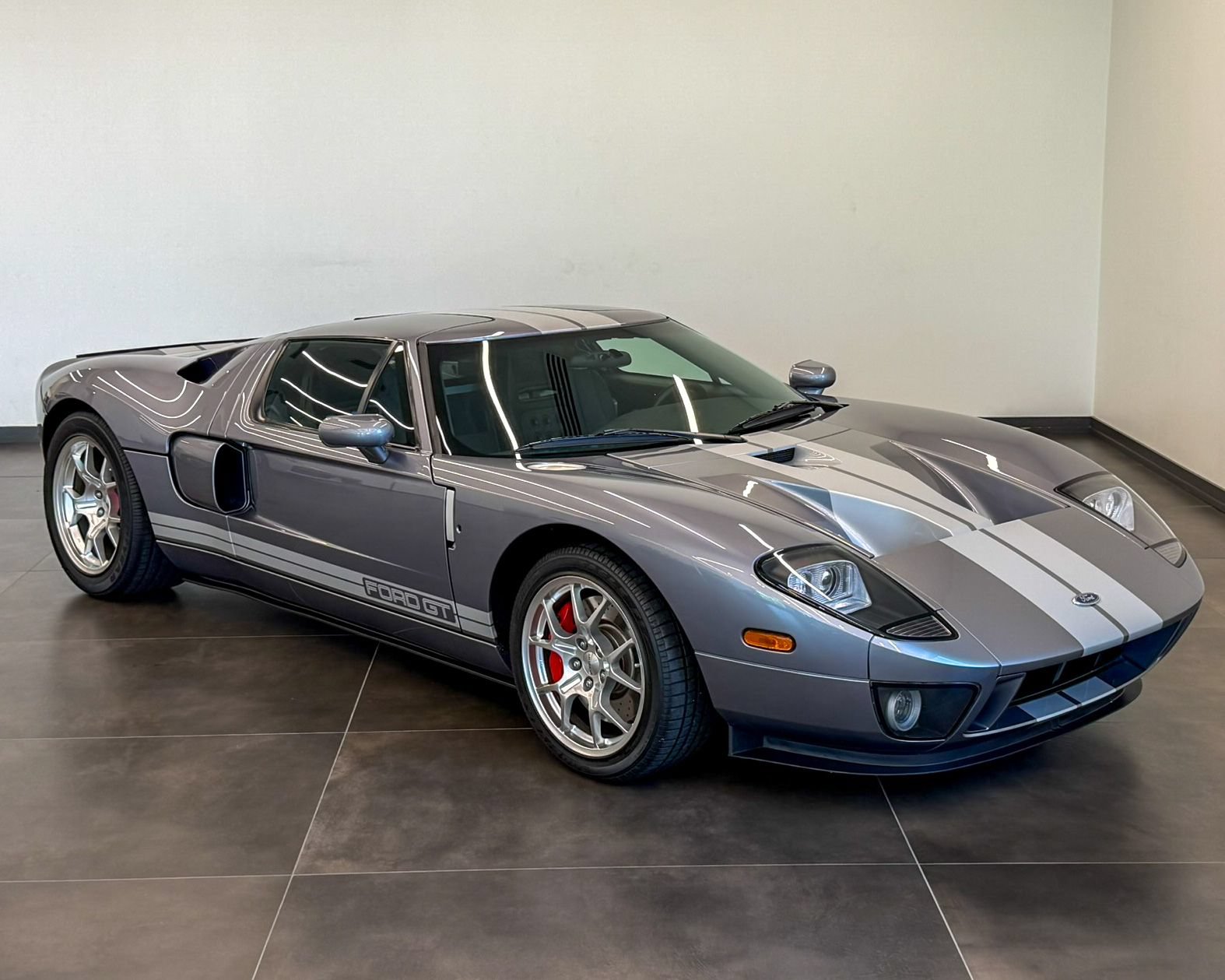 Used 2006 Ford GT RWD image 3