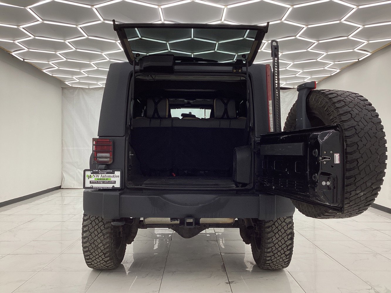 Used 2009 Jeep Wrangler Unlimited Sahara w/ Dual Top Group image 39