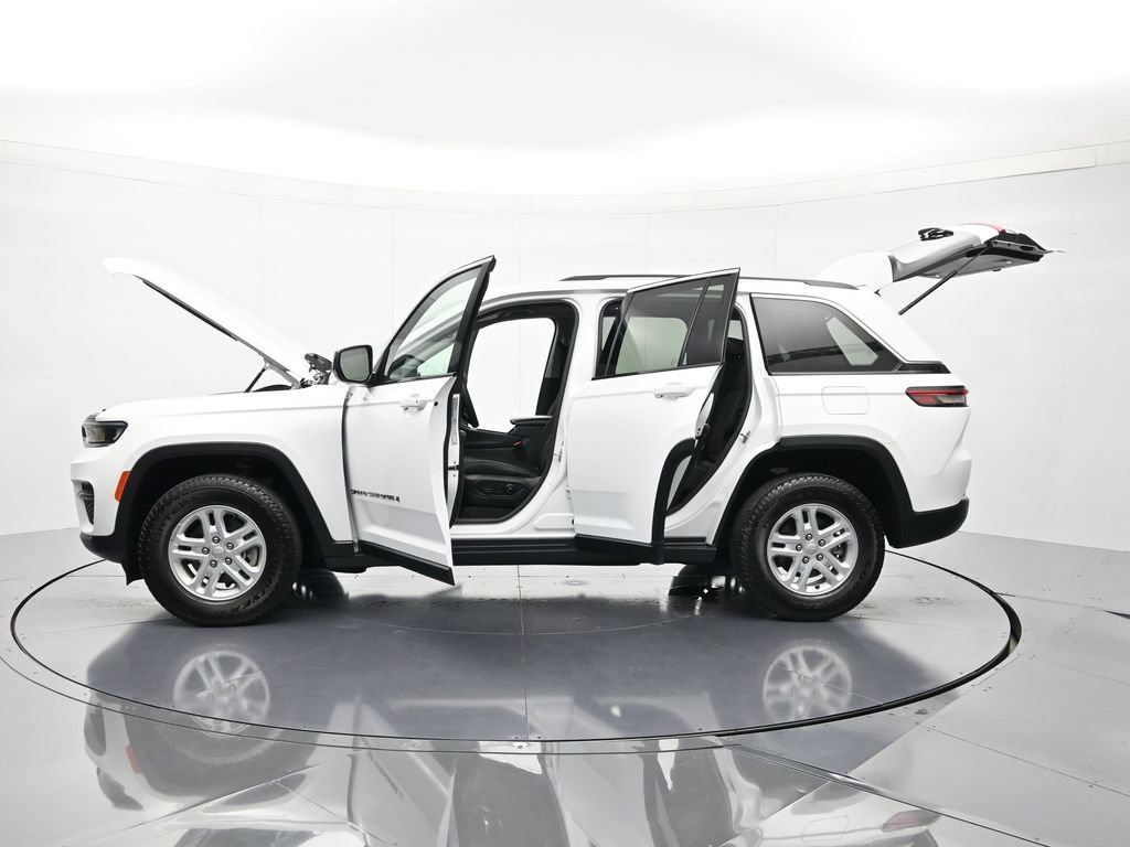 Used 2023 Jeep Grand Cherokee Laredo RWD image 45