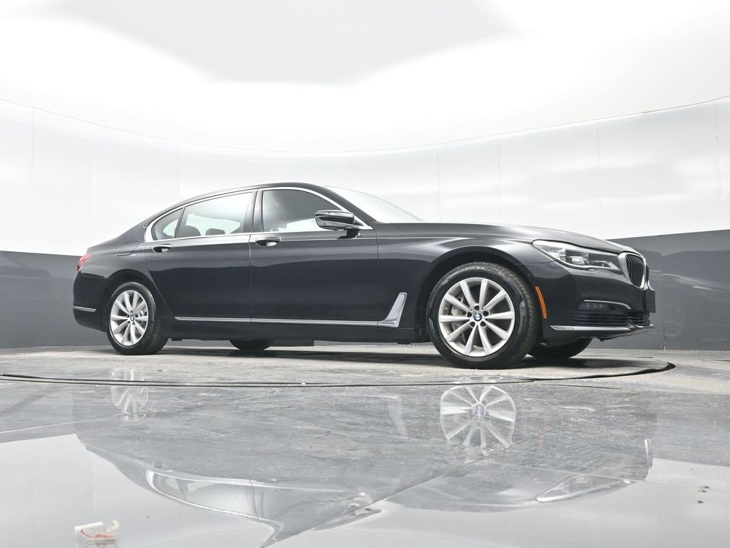 Used 2017 BMW 750i xDrive image 31