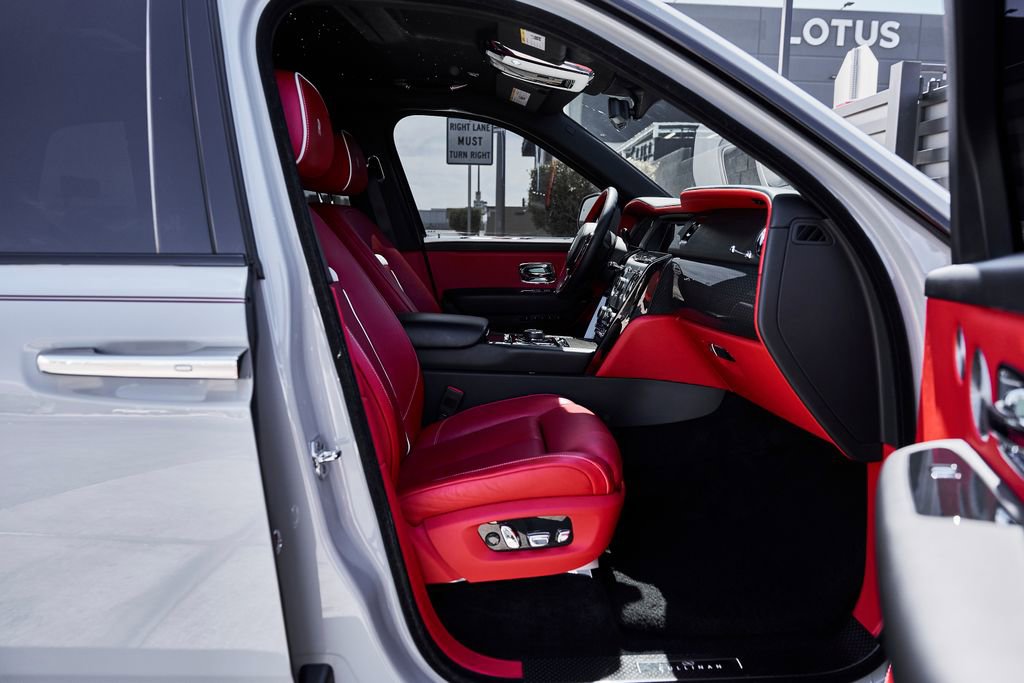 Used 2024 Rolls-Royce Cullinan Black Badge w/ Dark Exterior Package image 24