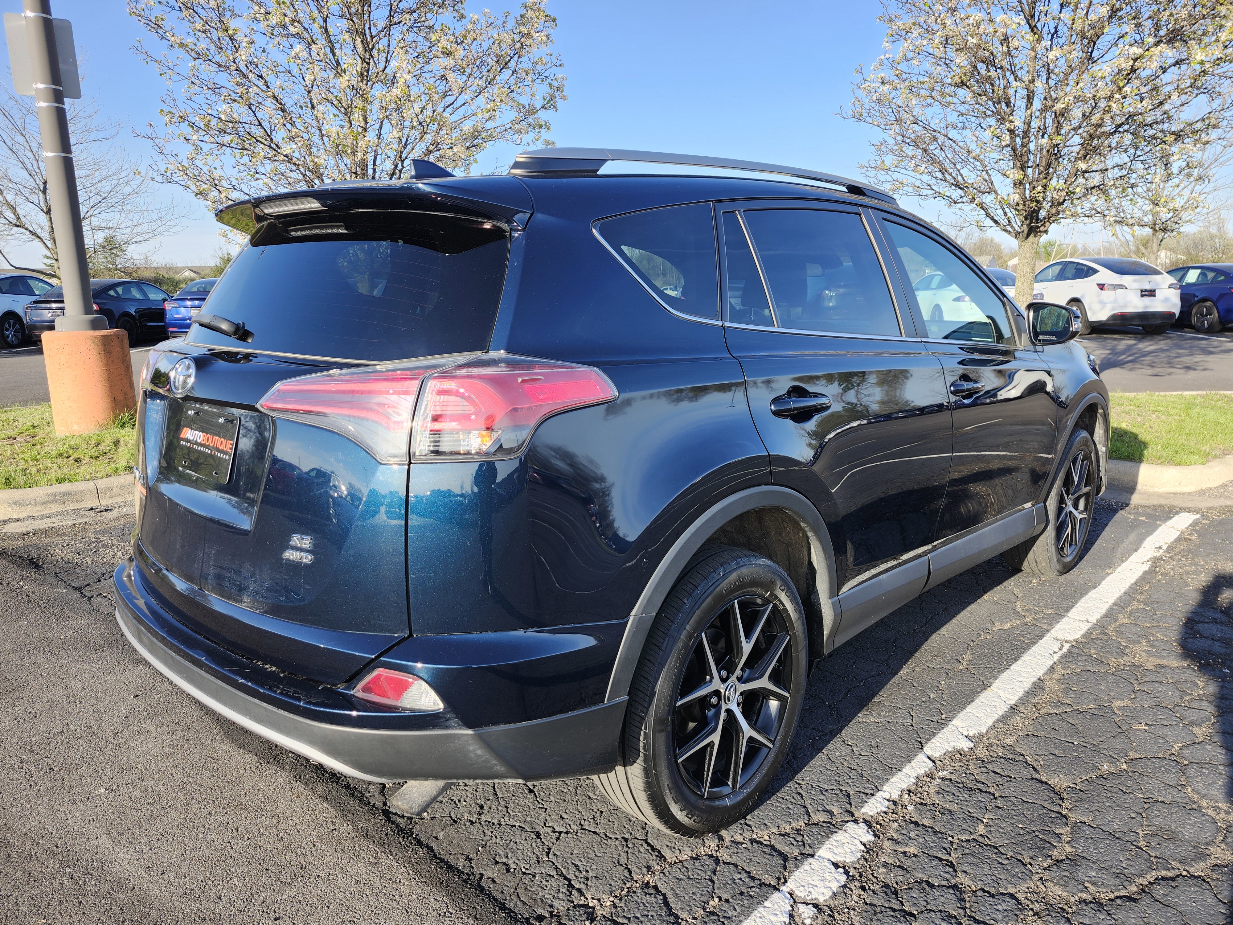 Used 2017 Toyota RAV4 SE image 17