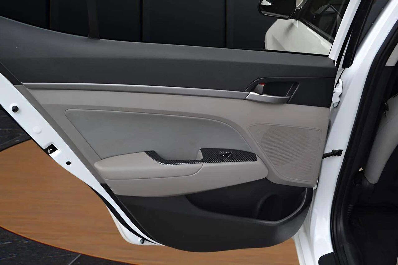 Used 2017 Hyundai Elantra SE image 18