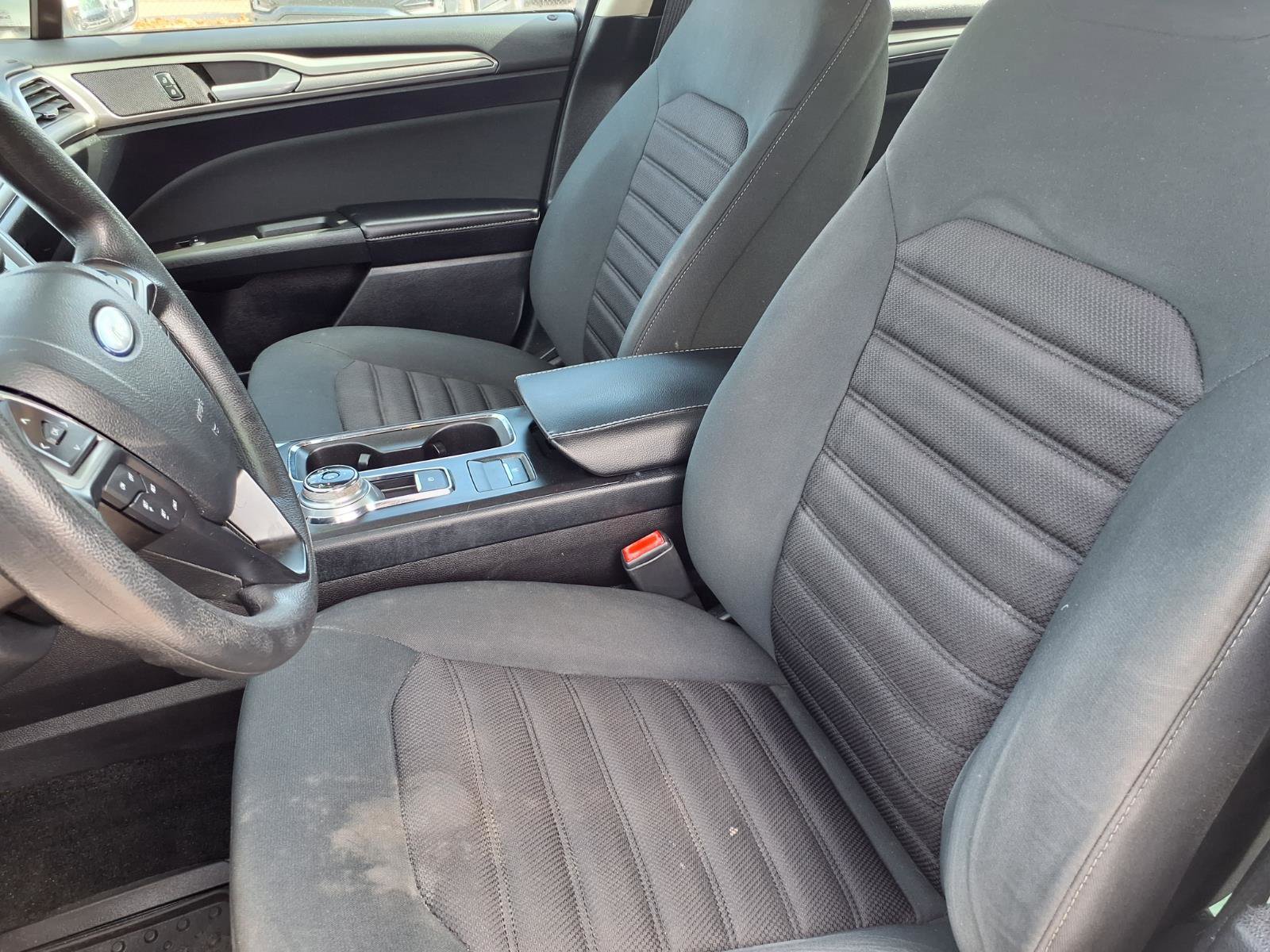 Used 2019 Ford Fusion SE image 3