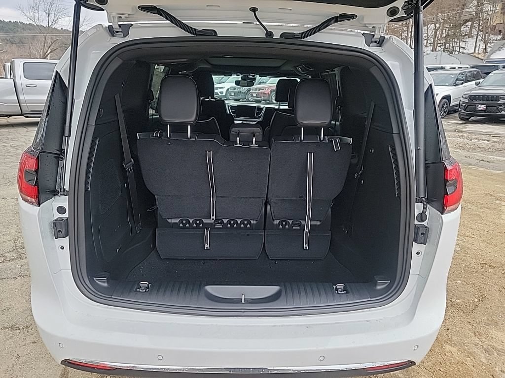 New 2026 Chrysler Pacifica Limited w/ Uconnect Theater Family Group AWD/4WD image 8