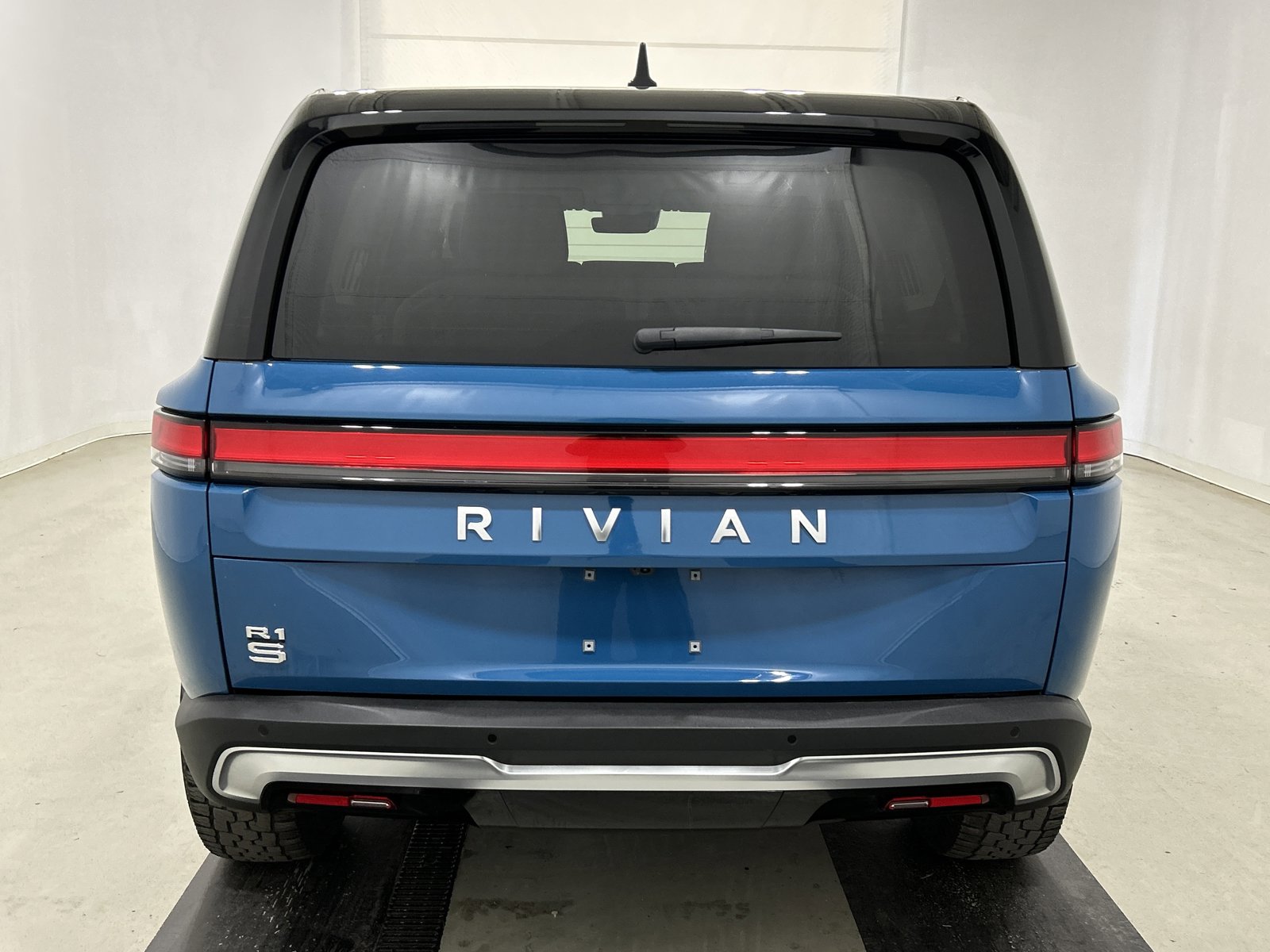 Used 2023 Rivian R1S Adventure AWD/4WD image 4