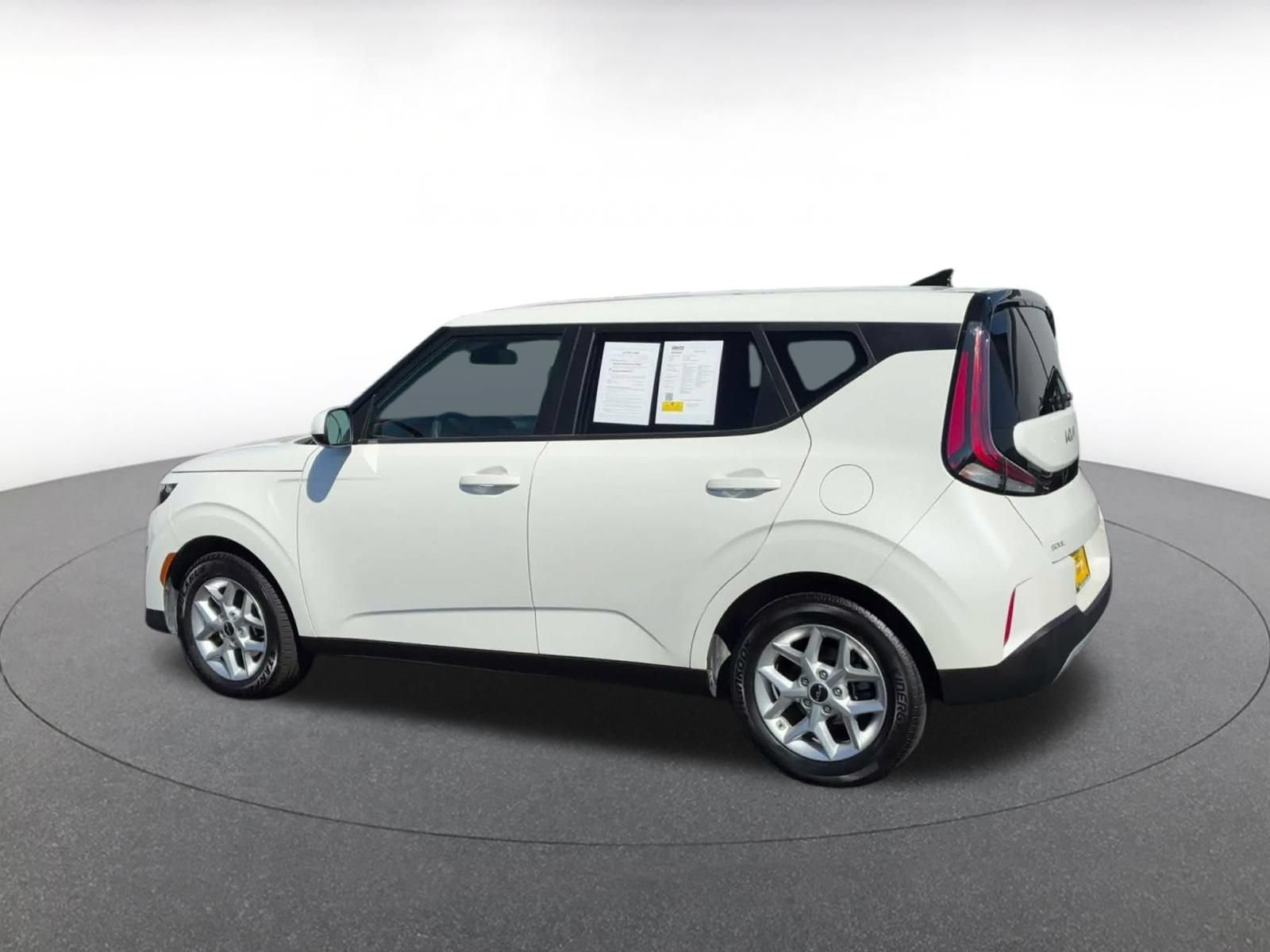 Used 2025 Kia Soul LX w/ LX Technology Package FWD image 9