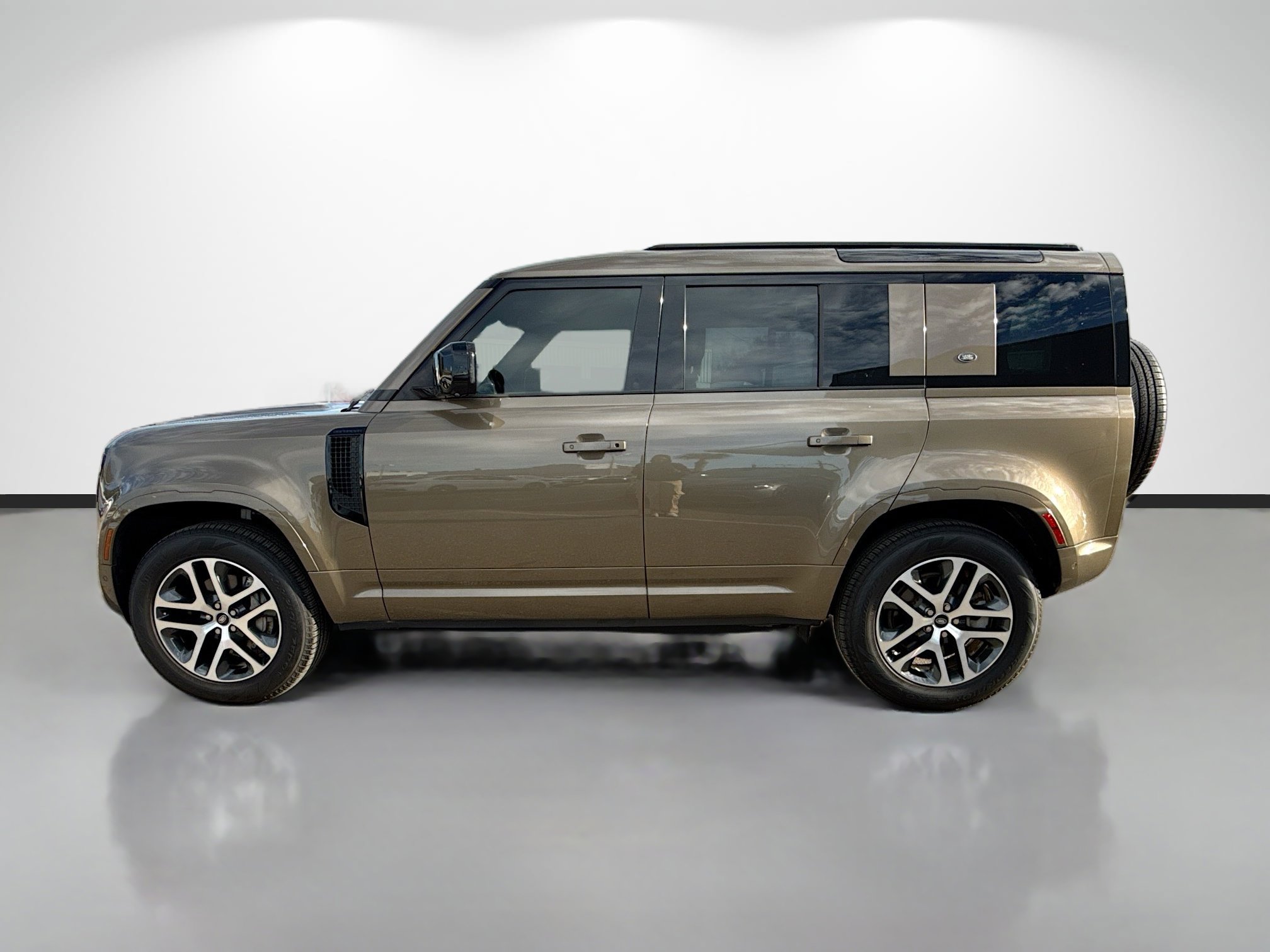 Certified 2022 Land Rover Defender 110 XS Edition image 2