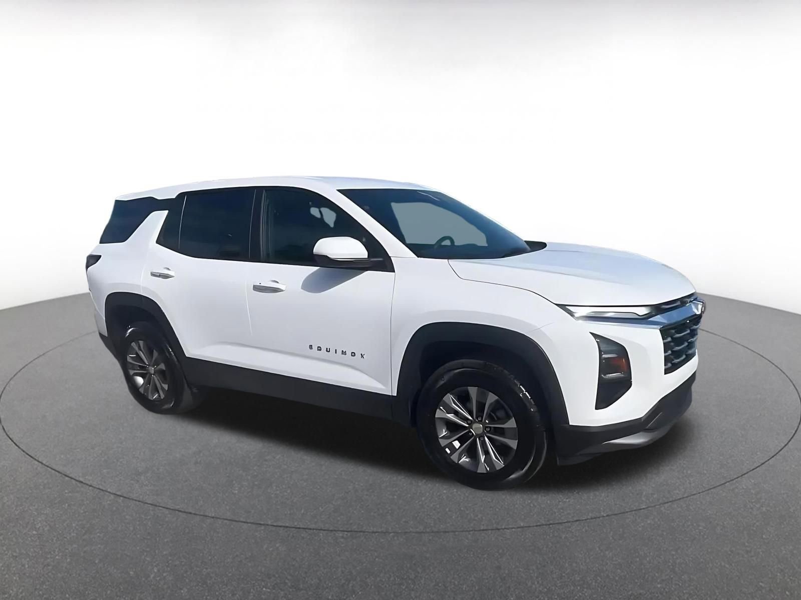 Used 2025 Chevrolet Equinox LT image 2