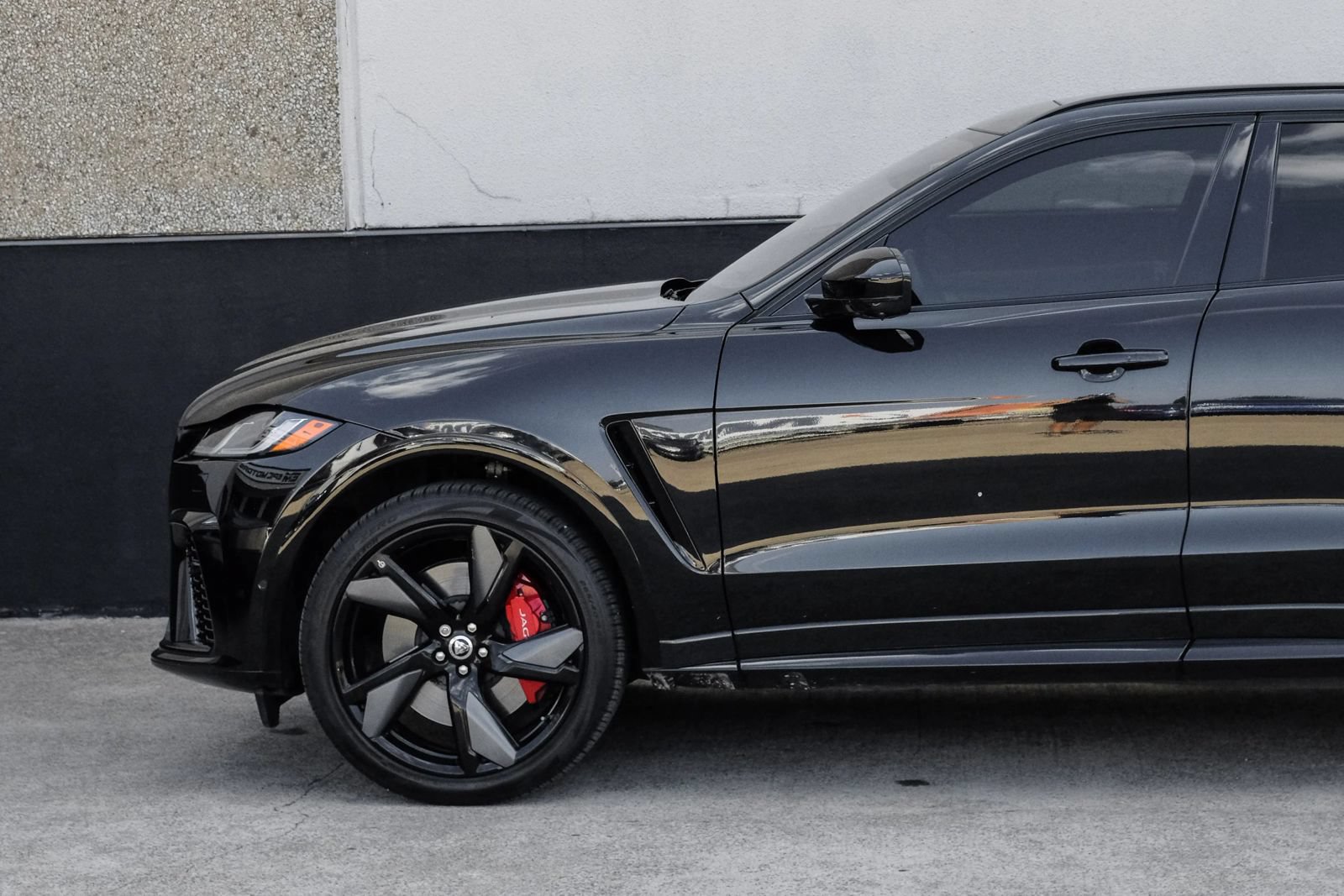 Used 2025 Jaguar F-PACE SVR AWD/4WD image 16