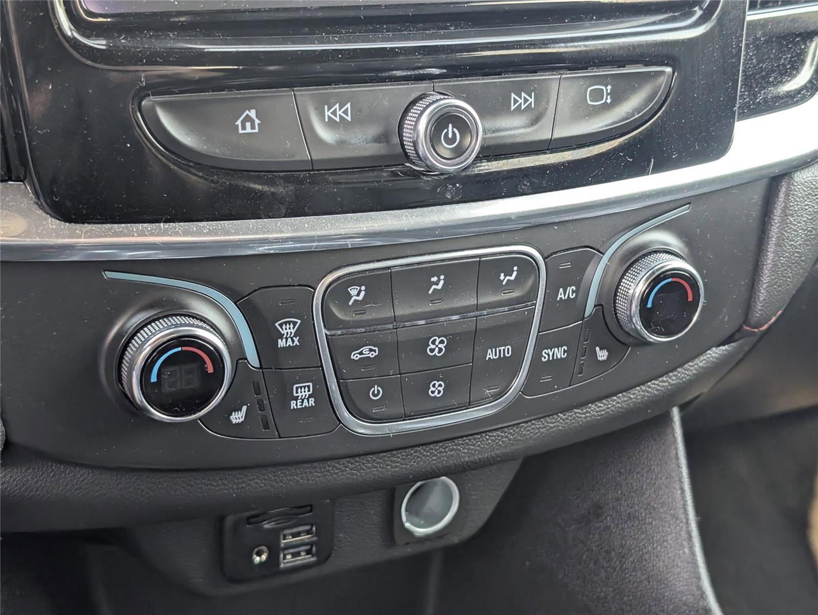 Used 2023 Chevrolet Traverse RS image 19