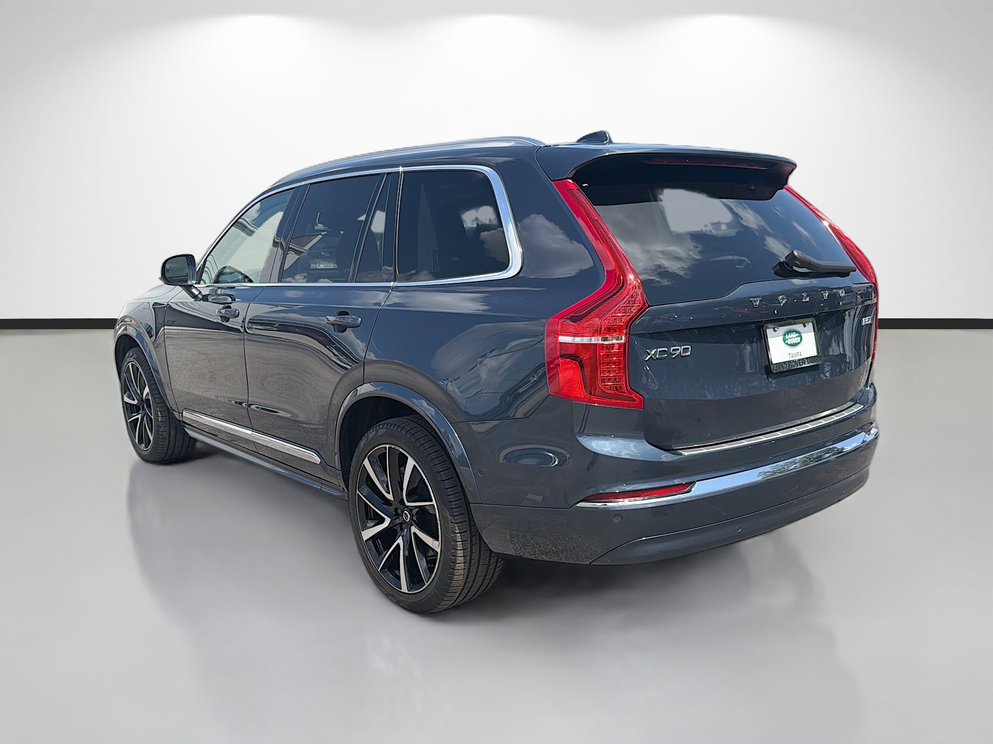 Used 2025 Volvo XC90 B5 Plus w/ Protection Package Premier AWD/4WD image 3
