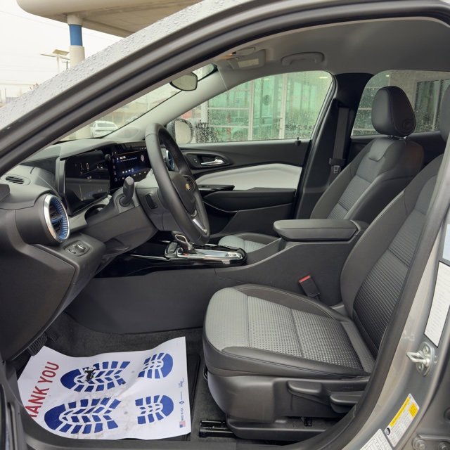 Used 2025 Chevrolet Trax LT w/ LT Convenience Package image 10