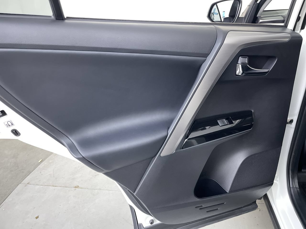 Used 2018 Toyota RAV4 Limited AWD/4WD image 23