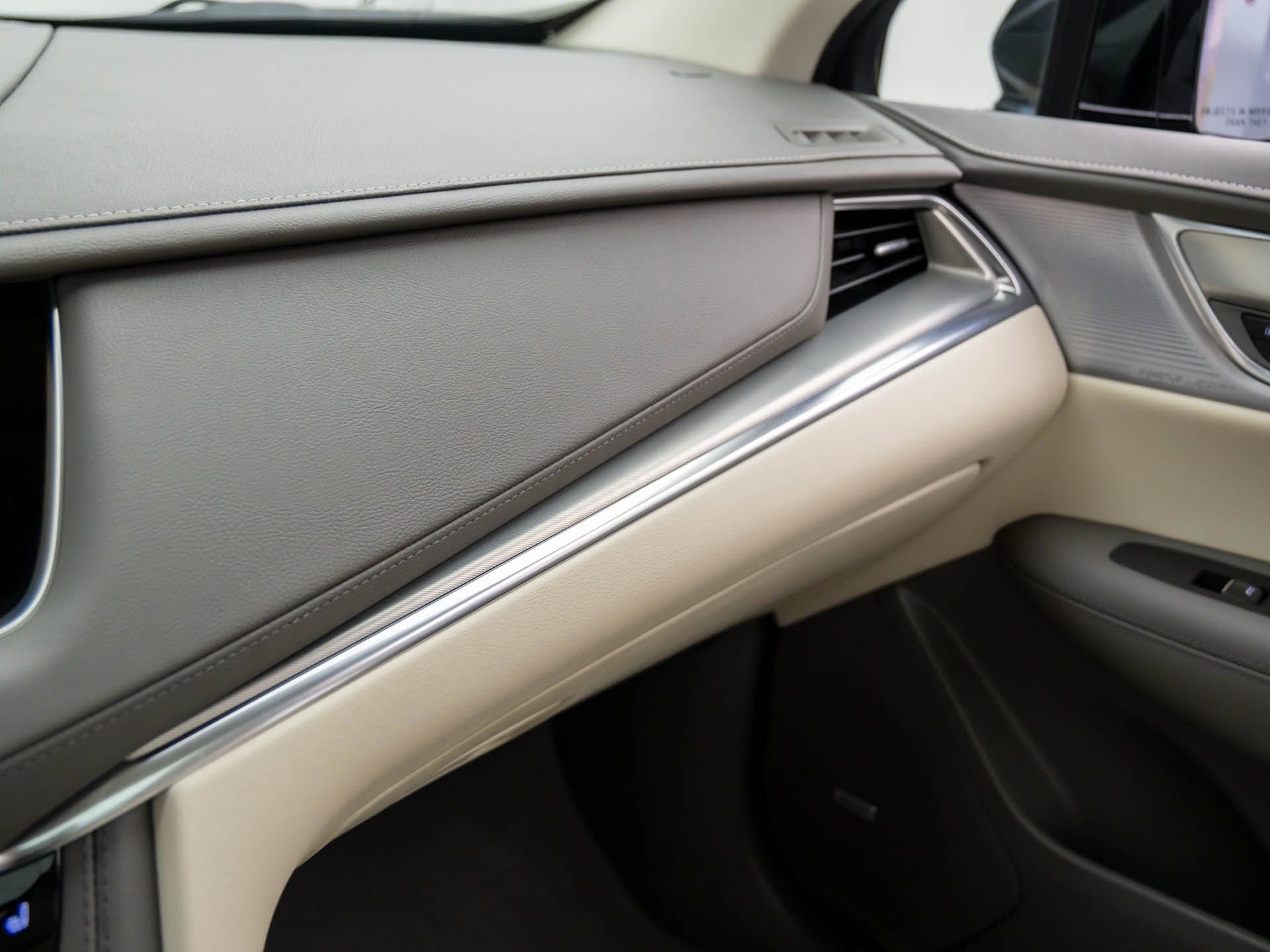 Certified 2025 Cadillac XT5 Premium Luxury w/ LPO, Floor Liner Package image 33