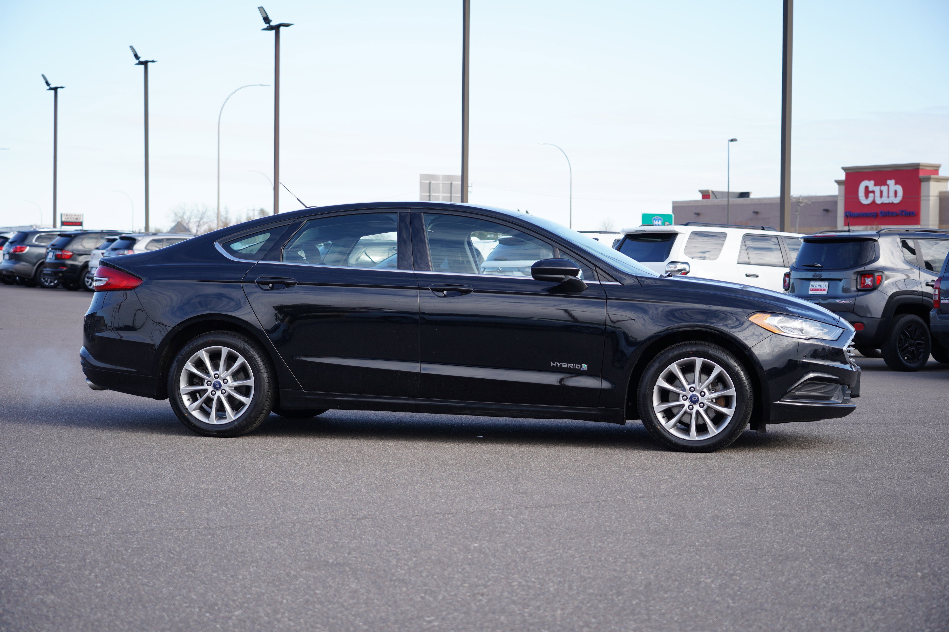 Used 2017 Ford Fusion SE image 2