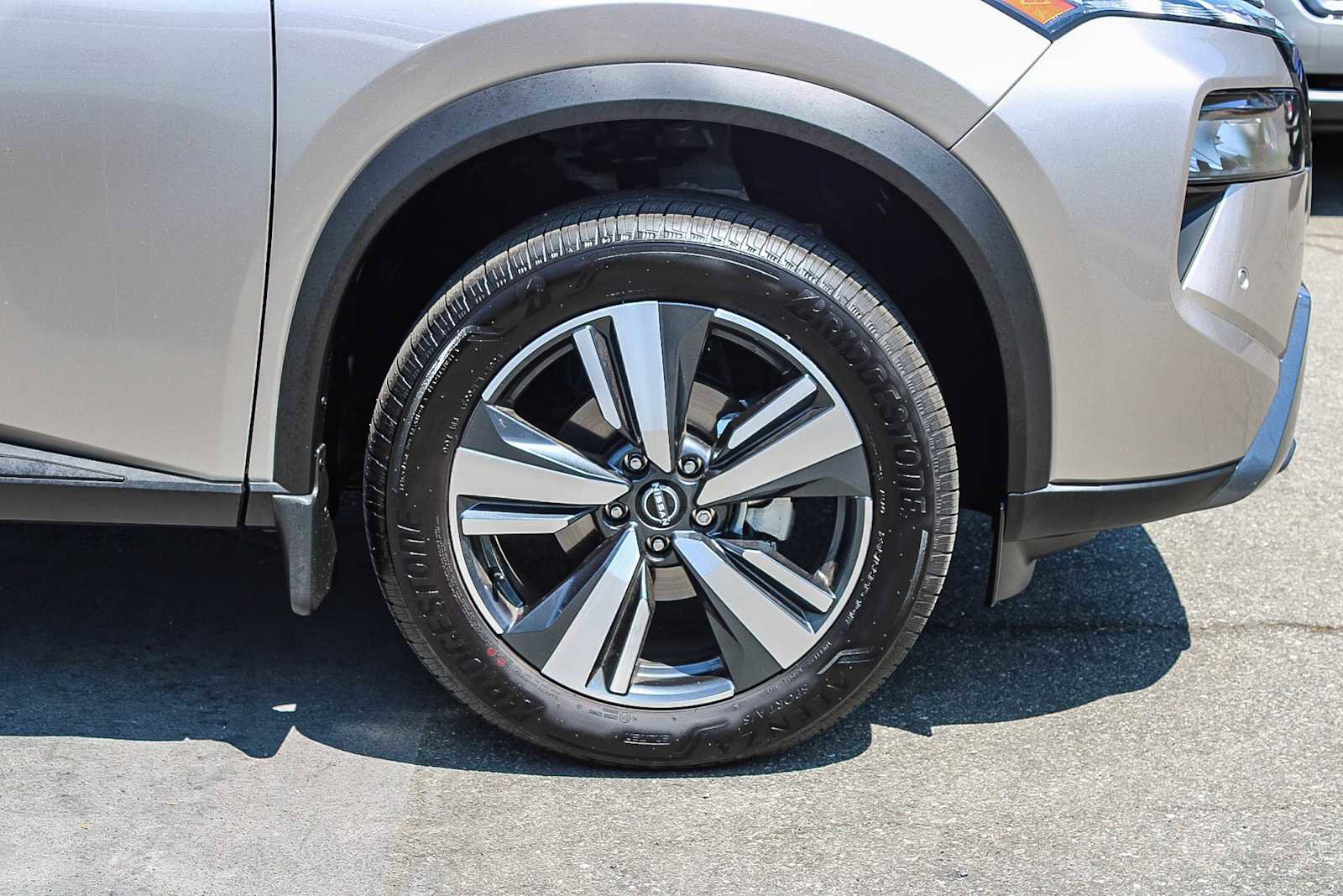 Used 2025 Nissan Rogue SL w/ SL Premium Package image 11