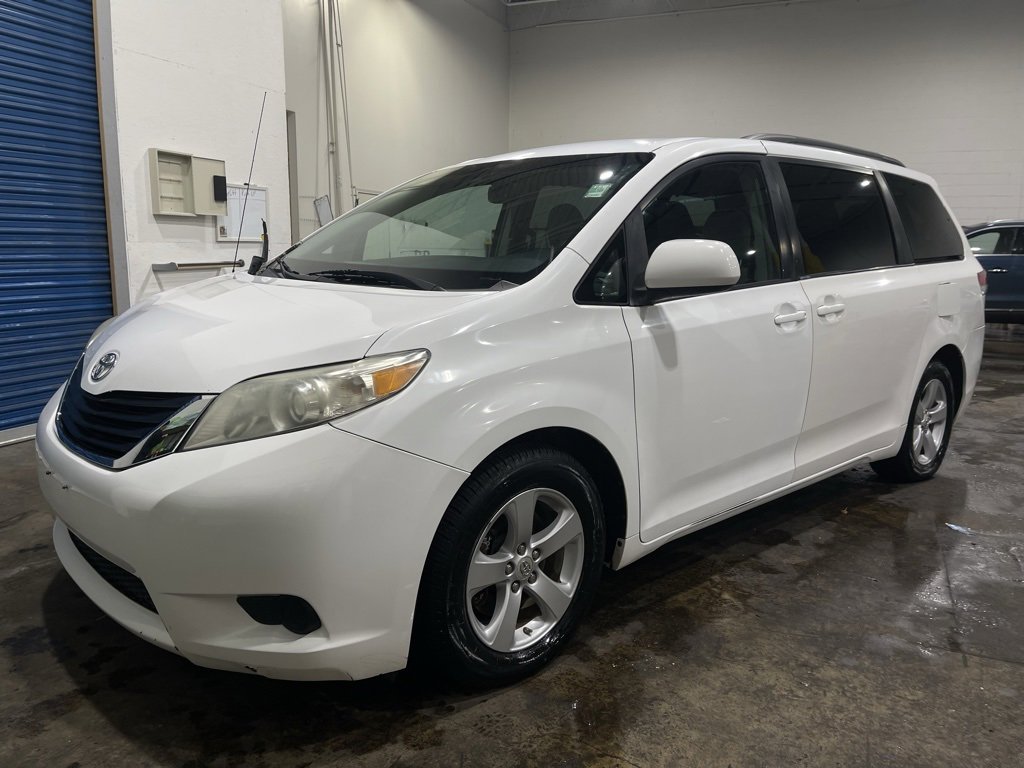 Used 2011 Toyota Sienna LE image 1