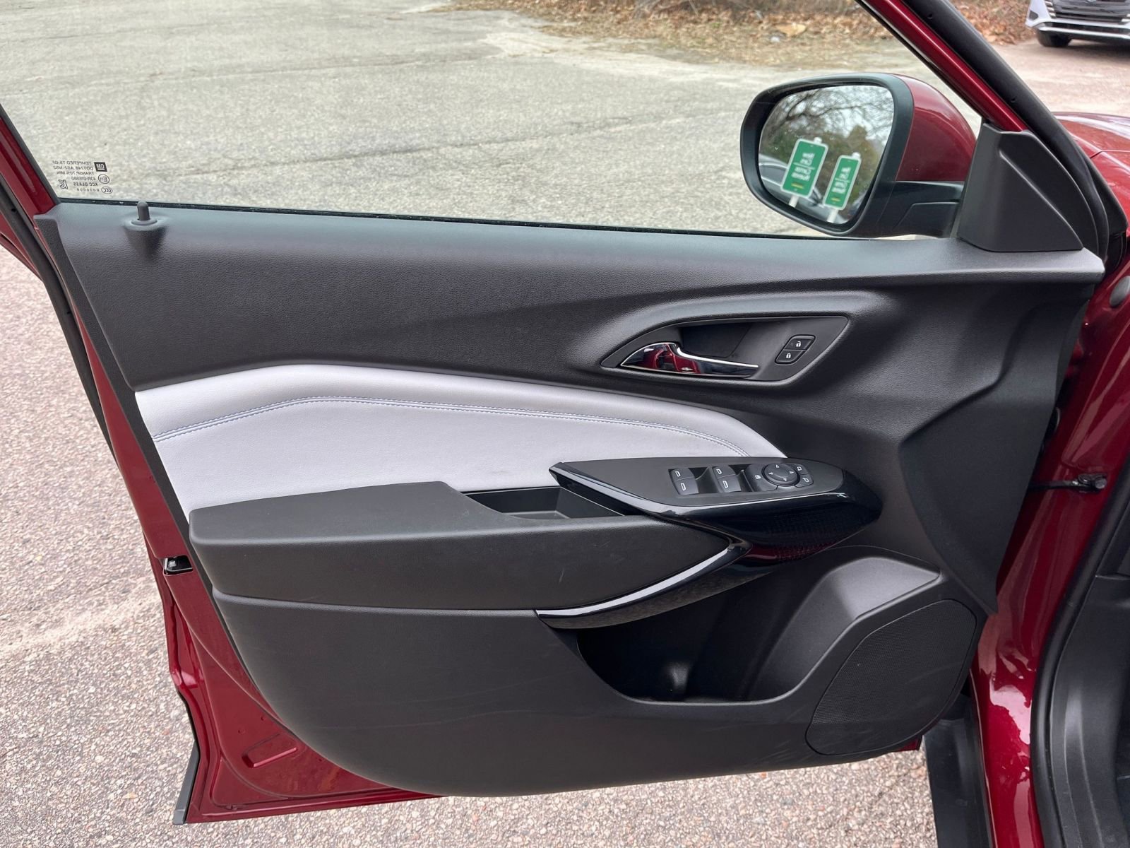 Used 2025 Chevrolet Trax LT w/ LT Convenience Package image 18