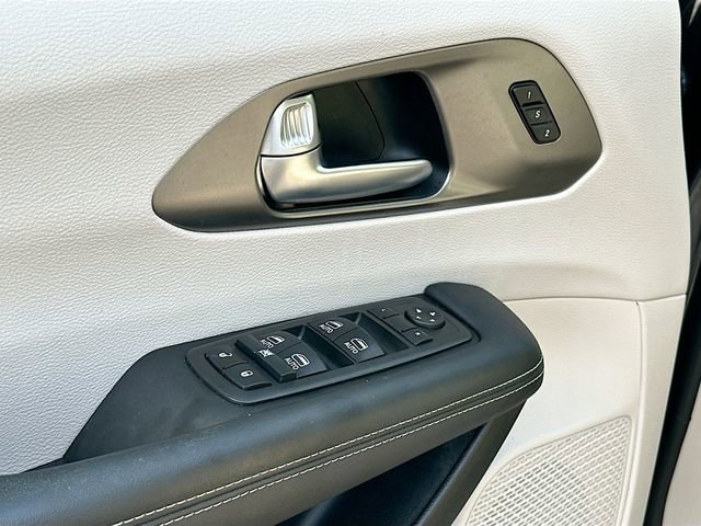 Used 2020 Chrysler Pacifica Touring-L Plus w/ Advanced Safetytec Group image 18
