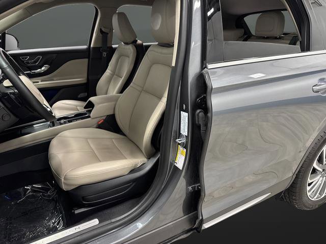 Used 2025 Lincoln Corsair Reserve image 4