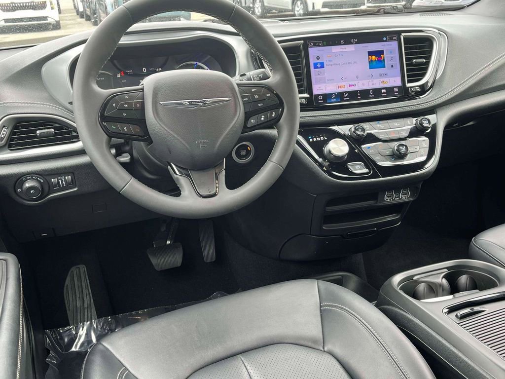 Used 2024 Chrysler Pacifica Limited FWD image 2