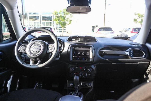 Used 2022 Jeep Renegade Latitude AWD/4WD image 17