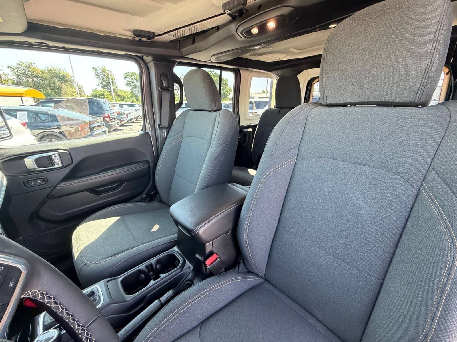 Used 2025 Jeep Wrangler Unlimited Sahara AWD/4WD image 35