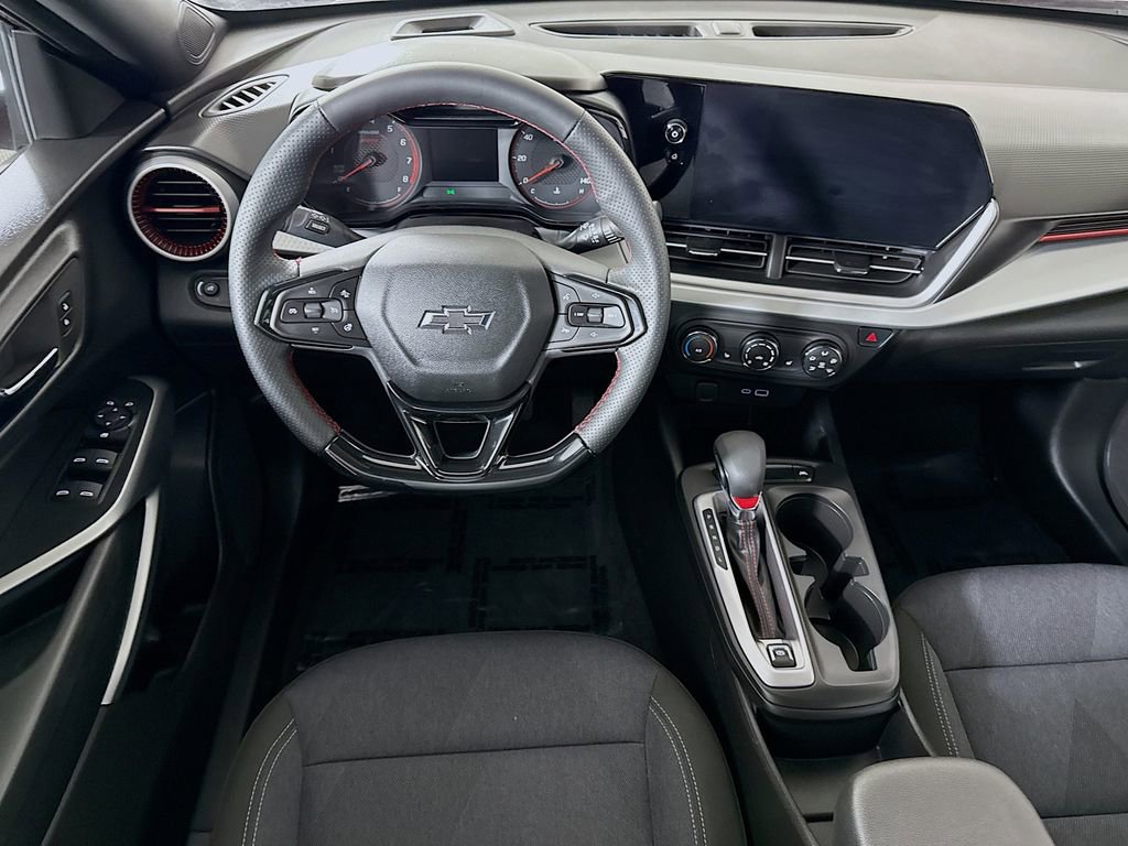 Used 2025 Chevrolet Trax RS w/ Sunroof Package image 3