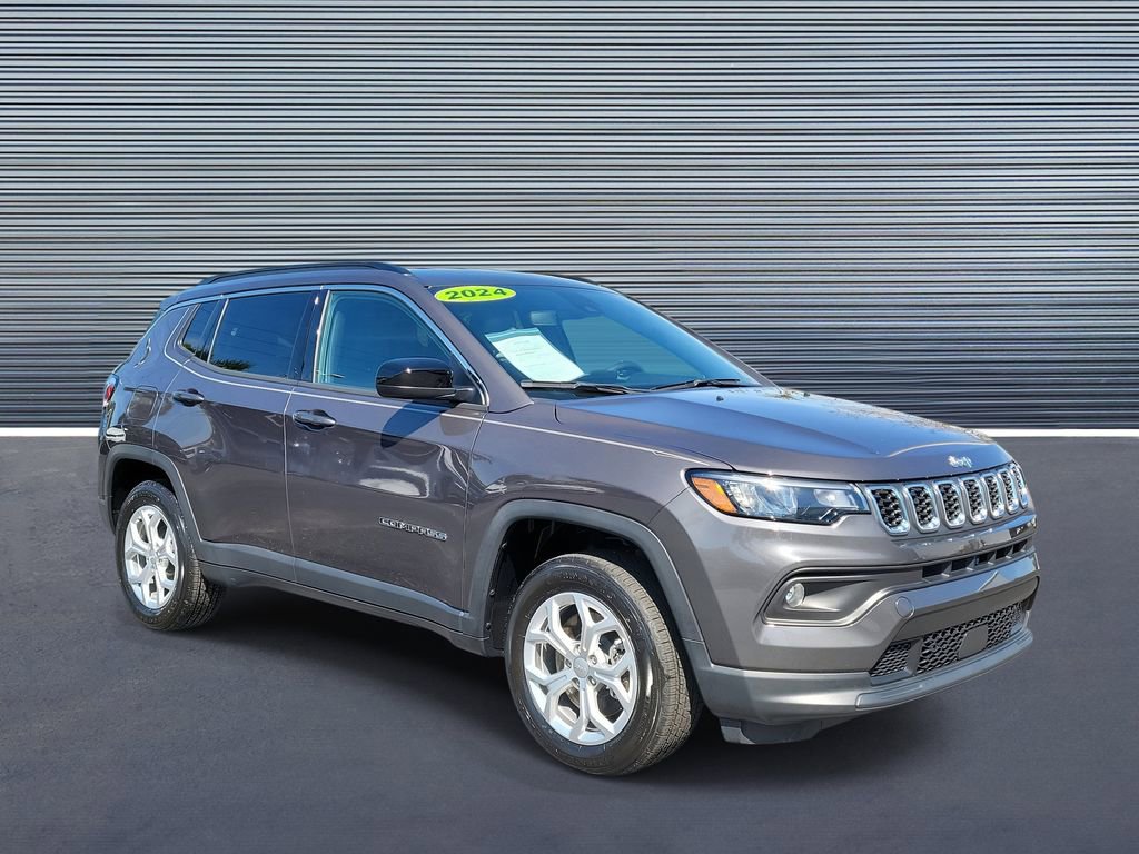 Used 2024 Jeep Compass Latitude image 2
