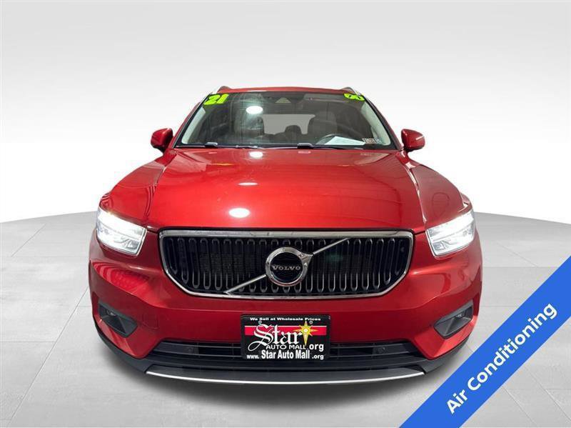 Used 2021 Volvo XC40 T5 Momentum image 2