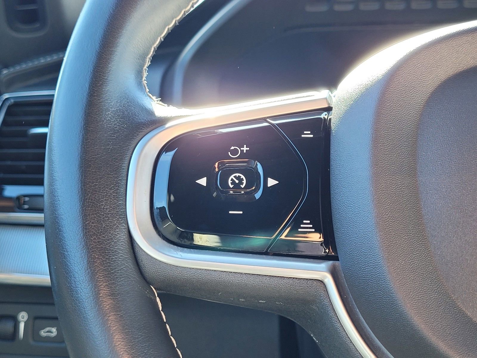 Used 2021 Volvo XC90 T8 R-Design w/ Advanced Package image 19