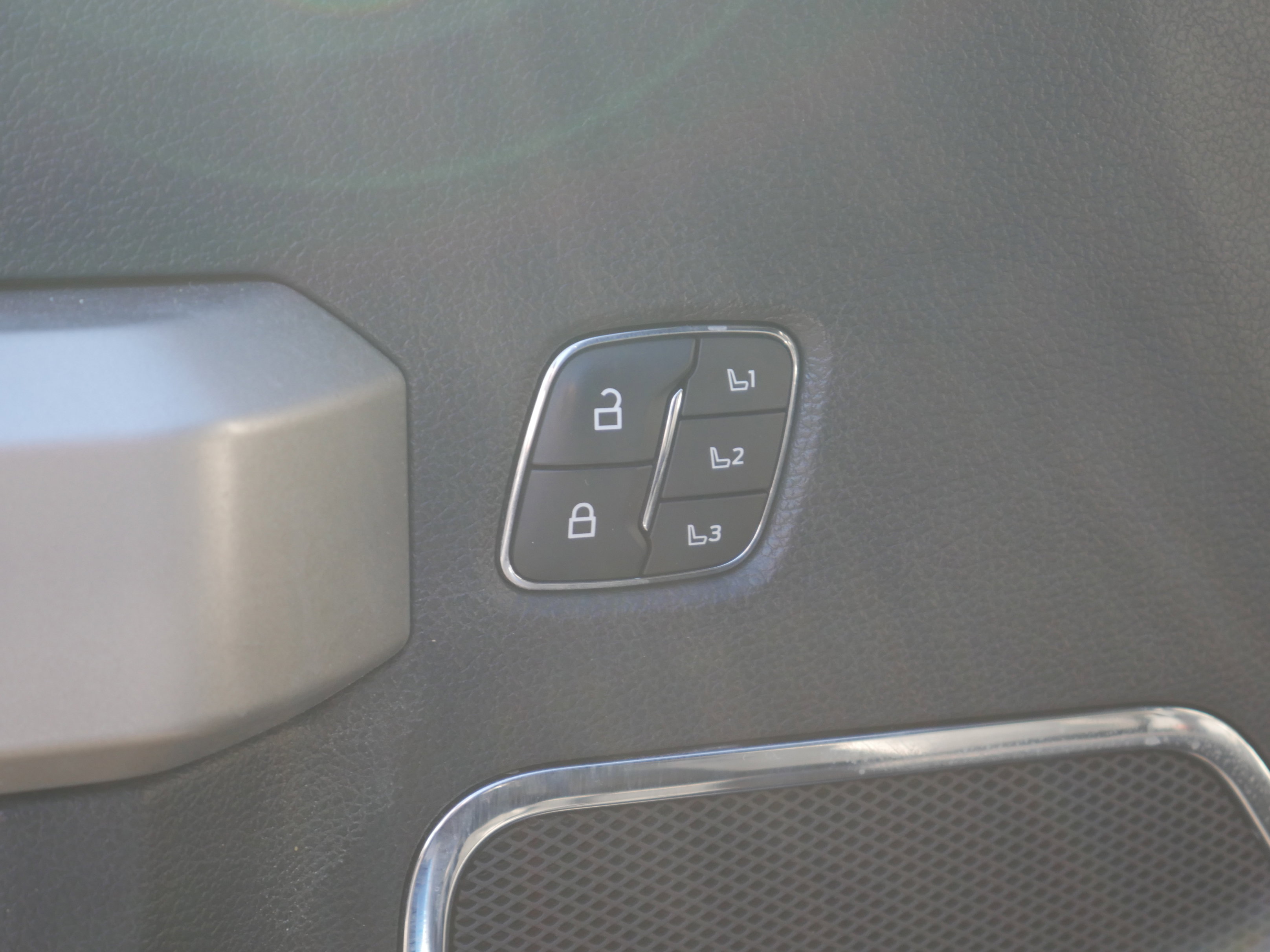 Used 2022 Ford F250 Lariat w/ Tremor Off-Road Package image 38