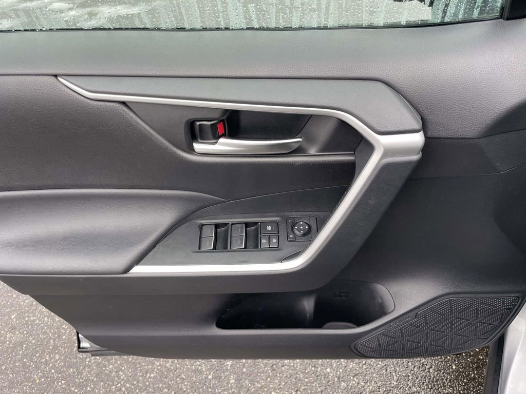 Used 2023 Toyota RAV4 SE image 16