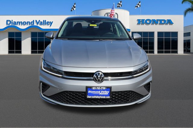 Used 2025 Volkswagen Jetta SE image 2