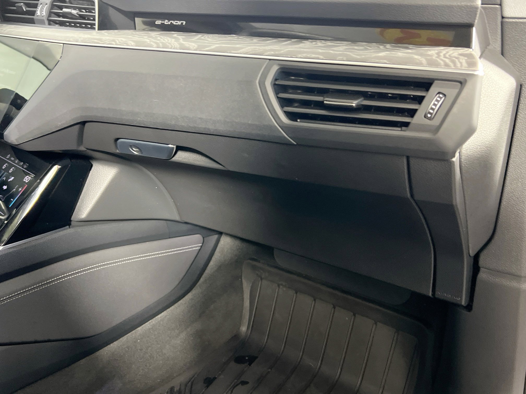 Used 2022 Audi e-tron Premium w/ Convenience Plus Package image 35