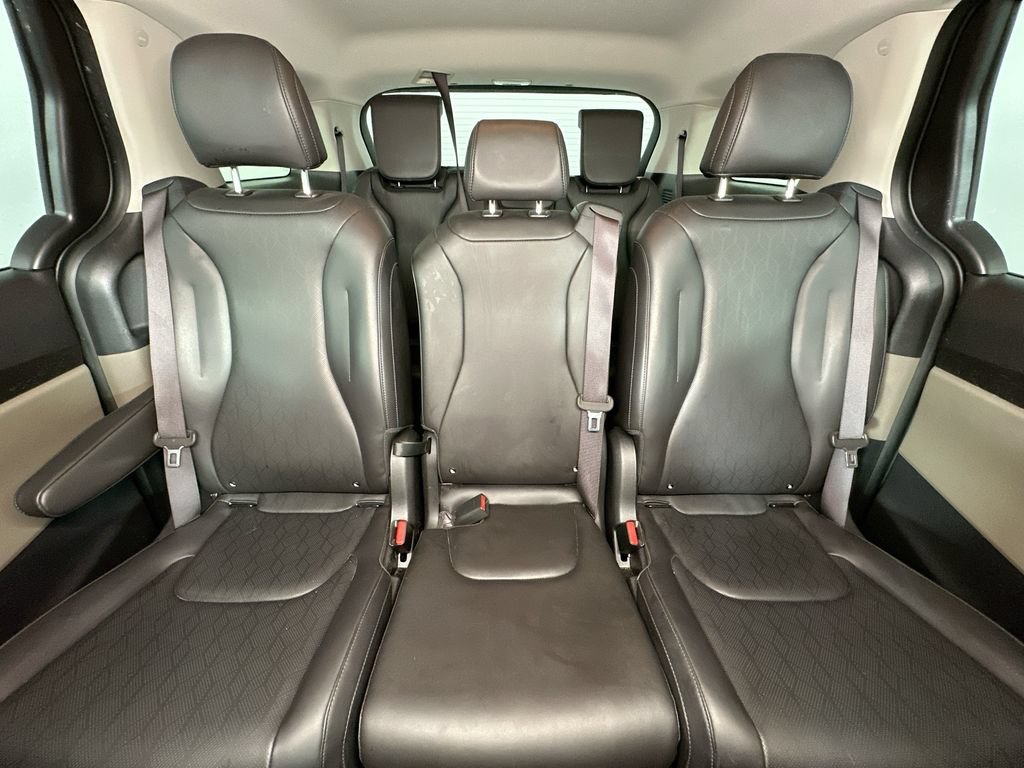 Used 2025 Kia Carnival FWD image 13