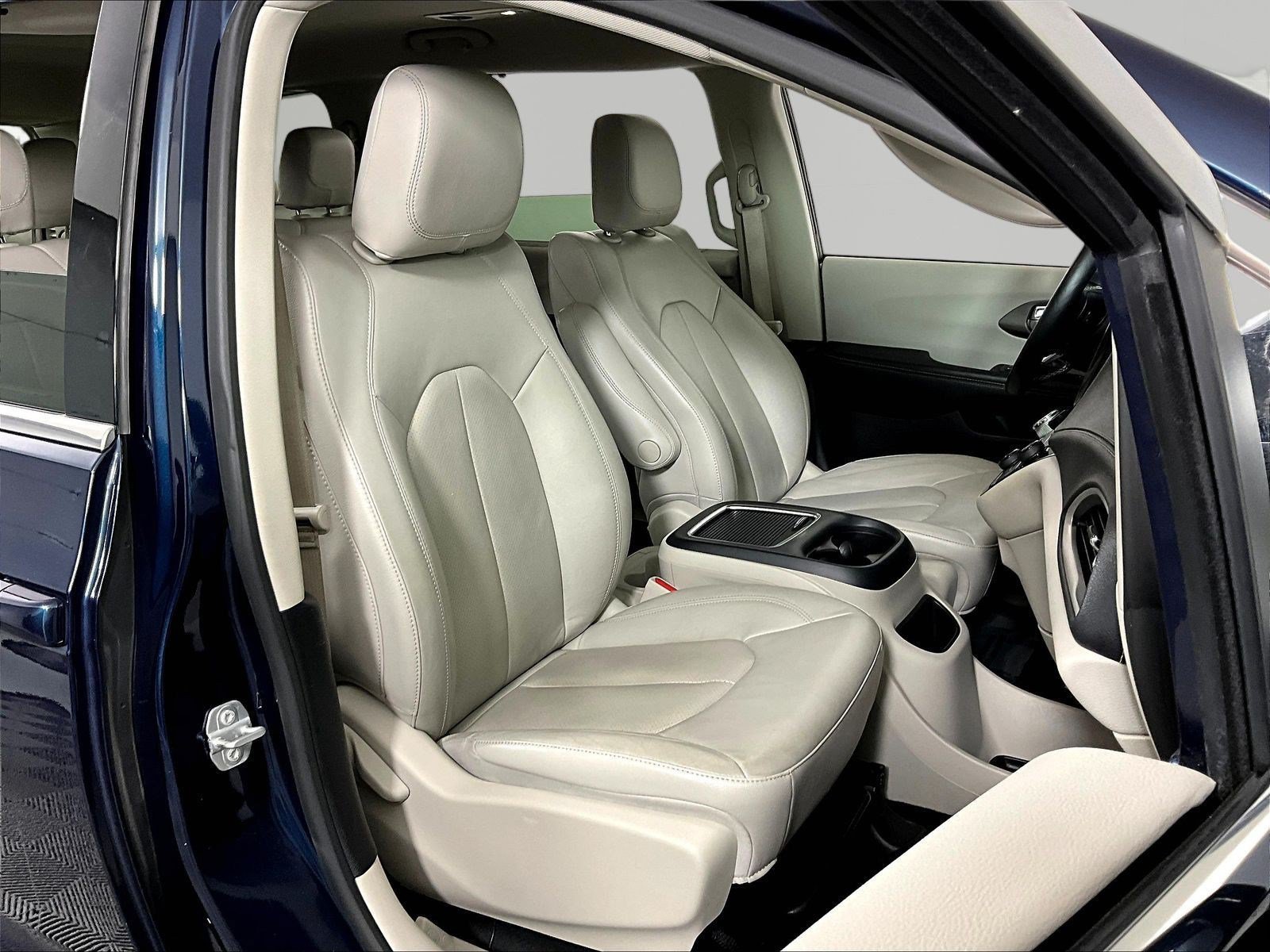 Used 2021 Chrysler Pacifica Touring-L FWD image 28