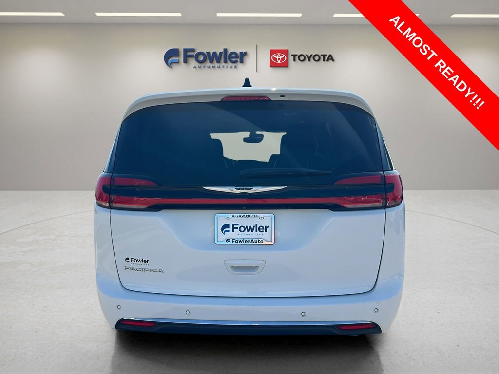 Used 2023 Chrysler Pacifica Touring-L FWD image 6