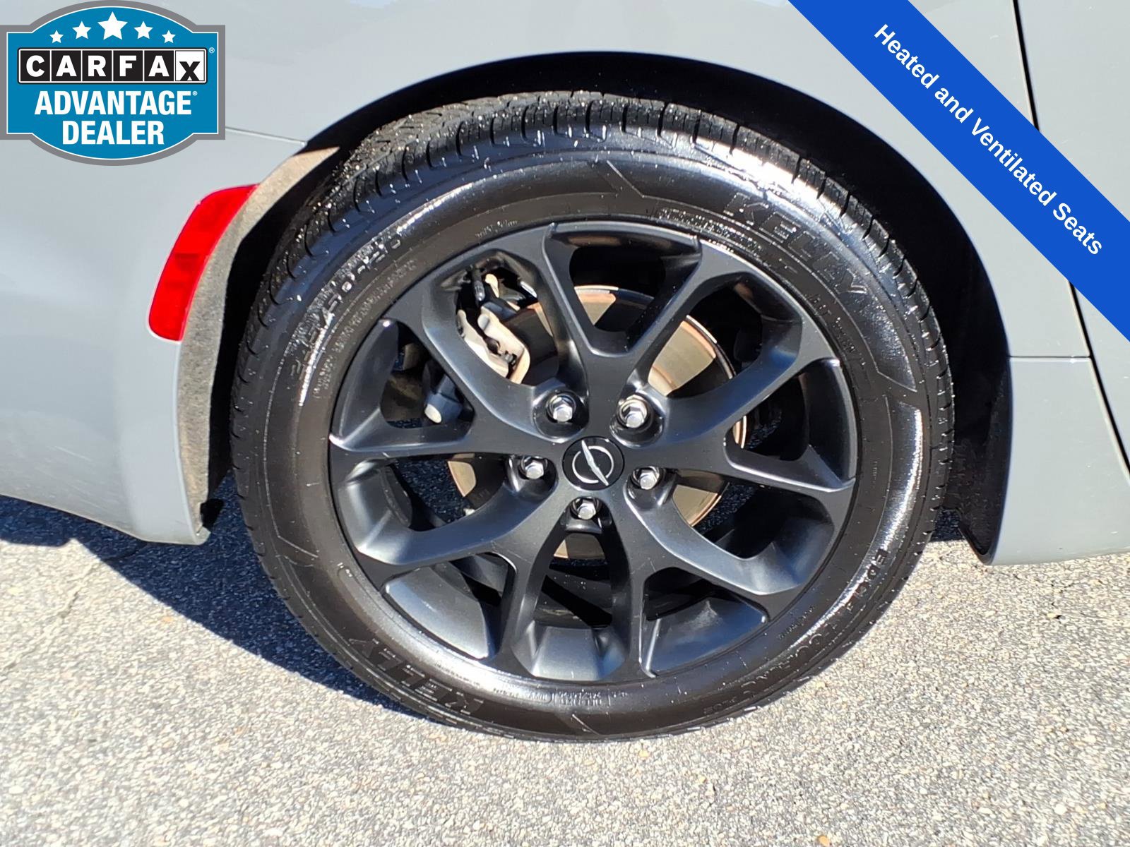 Used 2025 Chrysler Pacifica Limited FWD image 11