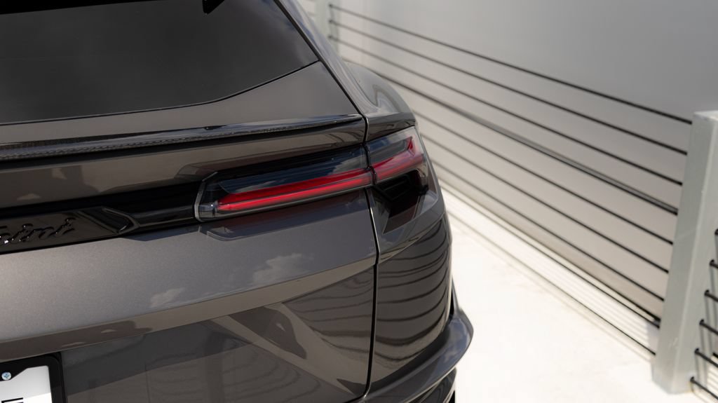 Used 2023 Lamborghini Urus Performante AWD/4WD image 25
