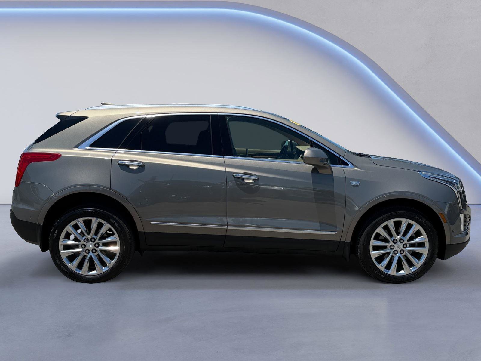 Used 2018 Cadillac XT5 Platinum w/ Driver Assist Package AWD/4WD image 3