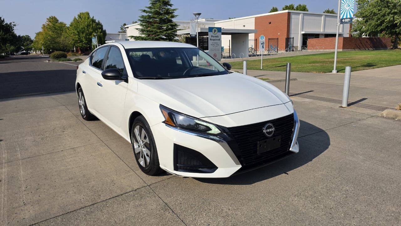Used 2024 Nissan Altima 2.5 S FWD image 3