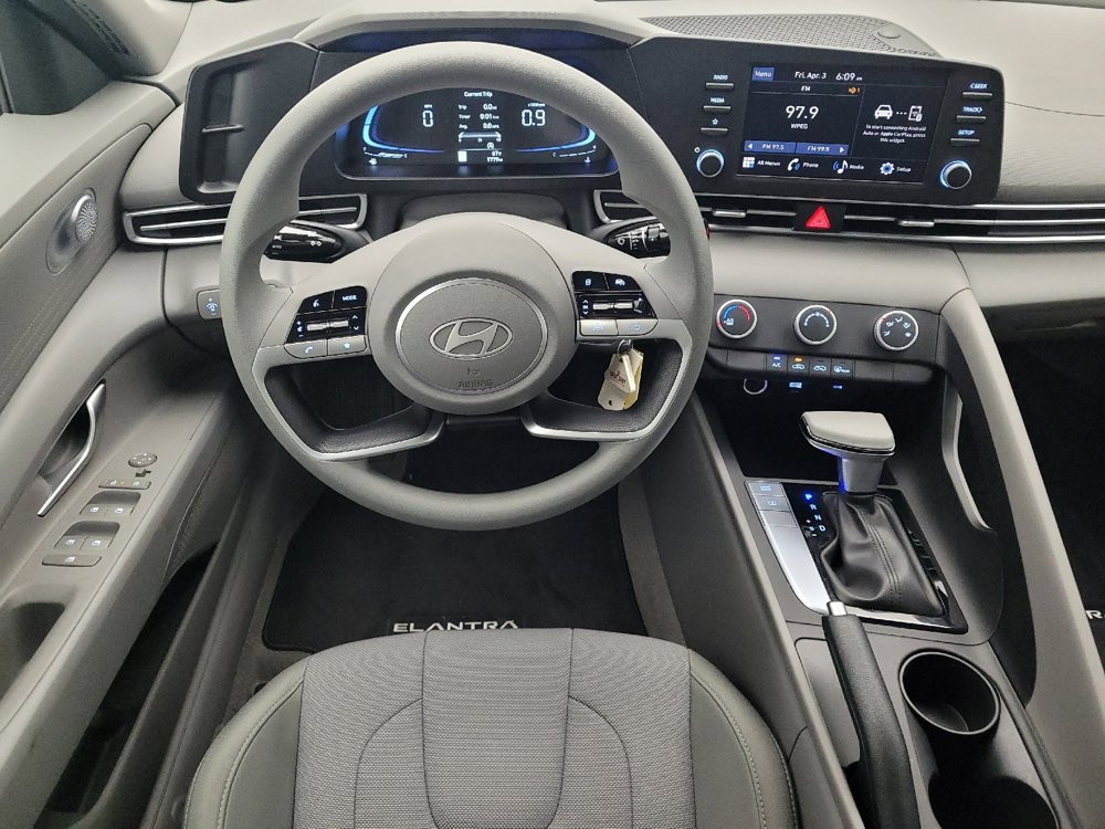 Used 2025 Hyundai Elantra SE image 22