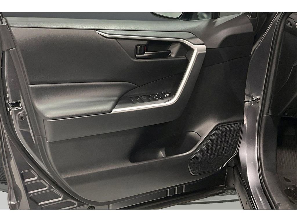 Used 2021 Toyota RAV4 LE image 24